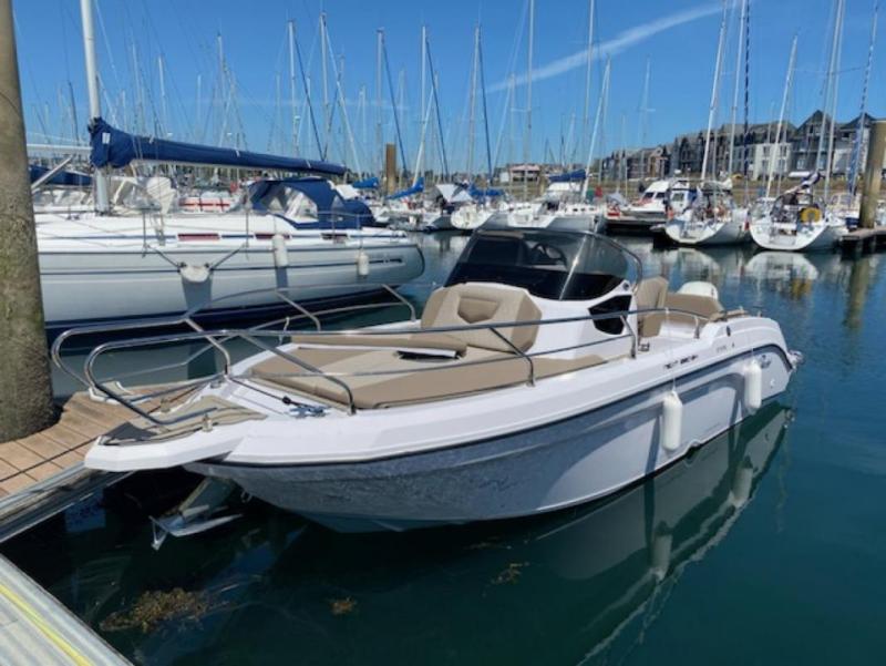 Bateau moteur Ranieri NEXT 220 SH 2019 exterieur 2